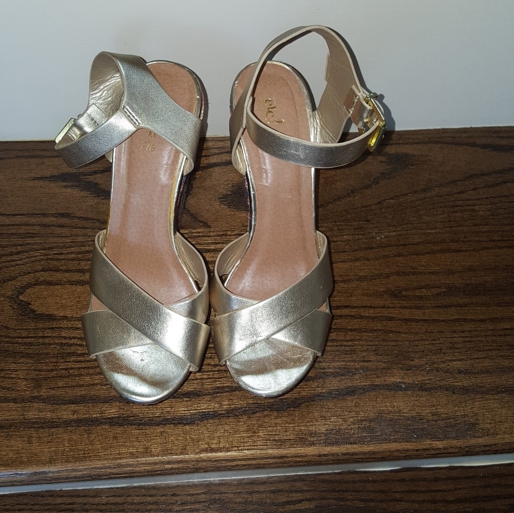 Gold with Multi color Wedges